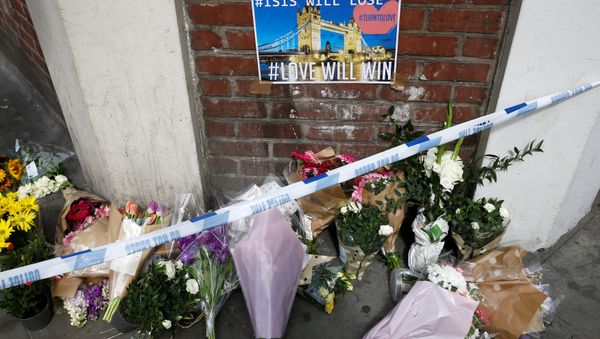 Las flores en homenaje a las víctimas del atentado en Londres Las flores en homenaje a las víctimas del atentado en Londres - Sputnik Mundo