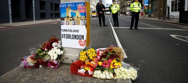 Las flores en homenaje a las víctimas del atentado en Londres - Sputnik Mundo