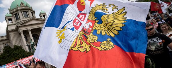 Combinación de las banderas de Rusia y Serbia (archivo) - Sputnik Mundo