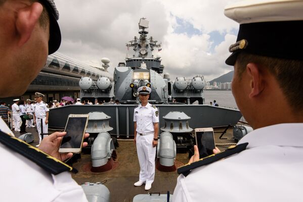 El legendario crucero lanzamisiles ruso Variag visita Hong Kong - Sputnik Mundo