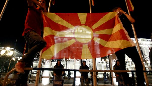 Macedonian flag in front of the government building in Skopje, Macedonia (File) - Sputnik Mundo