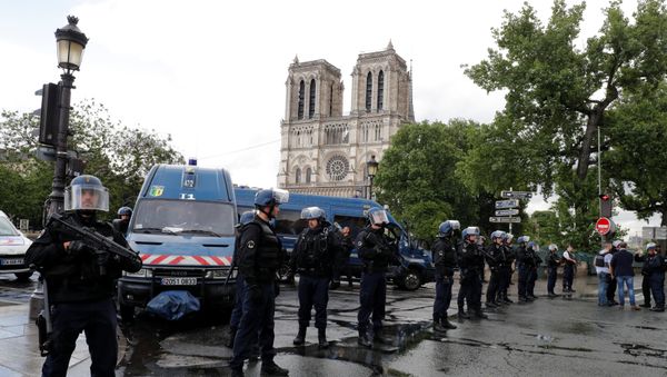La policía francesa en la plaza de Notre Dame en París tras el ataque La policía francesa en la plaza de Notre Dame en París tras el ataque - Sputnik Mundo