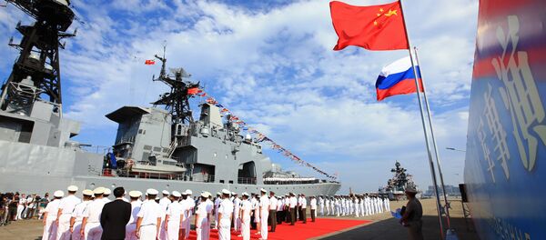 In this photo released by China's Xinhua News Agency, officers and soldiers of China's People's Liberation Army (PLA) Navy hold a welcome ceremony as a Russian naval ship arrives in port in Zhanjiang in southern China's Guangdong Province, Monday, Sept. 12, 2016 - Sputnik Mundo