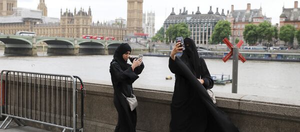 Dos mujeres musulmanas cerca del Parlamento en Londres, Reino Unido - Sputnik Mundo