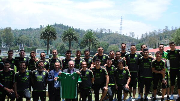 El embajador de Rusia en México, Eduard Malayán con la selección mexicana - Sputnik Mundo