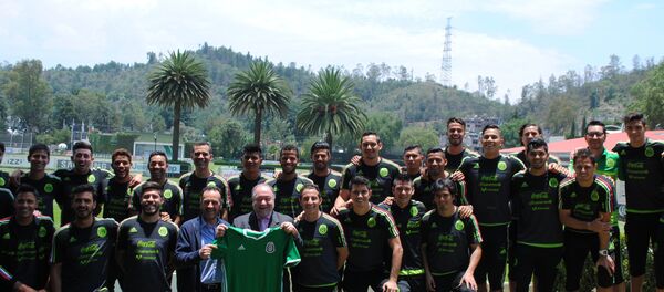 El embajador de Rusia en México, Eduard Malayán con la selección mexicana El embajador de Rusia en México, Eduard Malayán con la selección mexicana - Sputnik Mundo