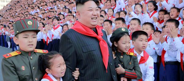 Kim Jong-un y los niños coreanos Kim Jong-un y los niños coreanos - Sputnik Mundo