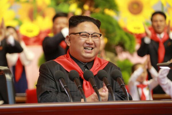 Kim Jong-un y los niños coreanos - Sputnik Mundo