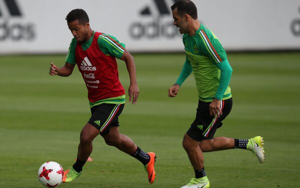 Rafael Márquez y Giovanni Dos Santos durante un entrenamiento de la selección mexicana - Sputnik Mundo