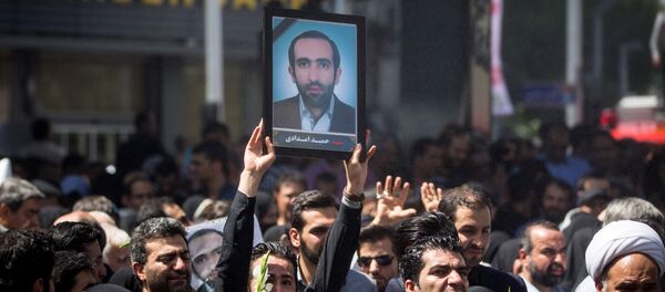 La gente asiste al funeral de las víctimas que murieron en el ataque del 7 de junio en el parlamento iraní y en el mausoleo del ayatolá Jomeini, en Teherán - Sputnik Mundo