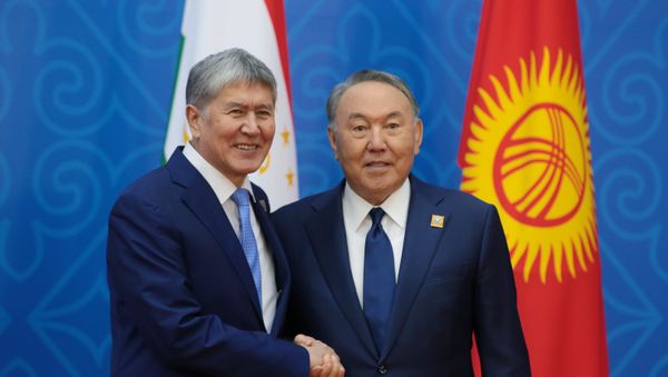 El presidente de Kirguistán, Almazbek Atambáev, y el presidente de Kazajistán, Nursultán Nazarbaev El presidente de Kirguistán, Almazbek Atambáev, y el presidente de Kazajistán, Nursultán Nazarbaev - Sputnik Mundo