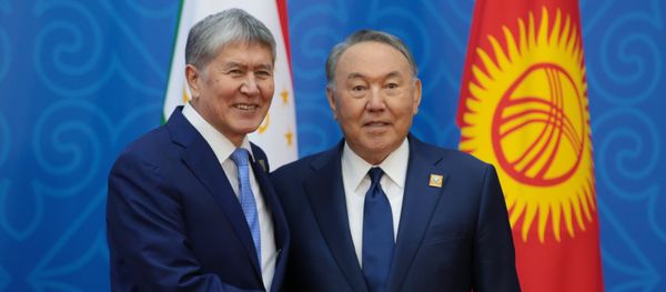 El presidente de Kirguistán, Almazbek Atambáev, y el presidente de Kazajistán, Nursultán Nazarbaev El presidente de Kirguistán, Almazbek Atambáev, y el presidente de Kazajistán, Nursultán Nazarbaev - Sputnik Mundo