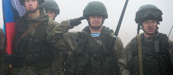 Soldados durante las maniobras conjuntas Hermandad Eslava 2016 - Sputnik Mundo