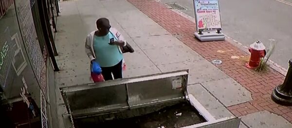 Mujer sufre horrible caída por una distracción Mujer sufre horrible caída por una distracción - Sputnik Mundo