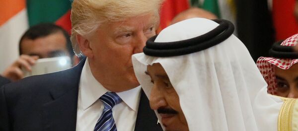Donald Trump, presidente de EEUU, y Salman bin Abdulaziz Saud, rey de Arabia Saudí Donald Trump, presidente de EEUU, y Salman bin Abdulaziz Saud, rey de Arabia Saudí - Sputnik Mundo