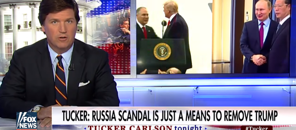 El periodista estadounidense Tucker Carlson durante la transmisión en Fox News - Sputnik Mundo