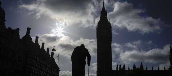 A statue of former British Prime Minister Winston Churchill silhouettes in front of the Houses of Parliament the day after Britain's national elections in London, Friday, June 9, 2017. - Sputnik Mundo