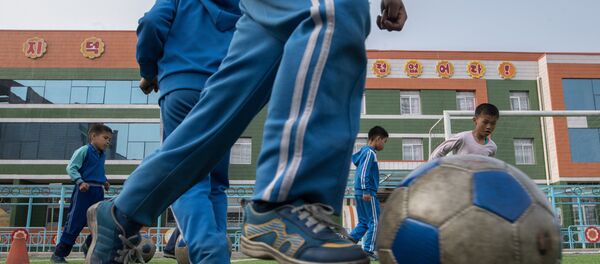 Niños norcoreanos juegan al fútbol - Sputnik Mundo