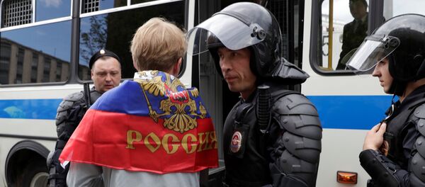 Se celebran manifestaciones contra la corrupción en Moscú el Día de Rusia - Sputnik Mundo