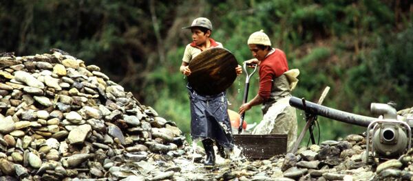 Niños lavan oro en Ecuador en la década de 1990 Niños lavan oro en Ecuador en la década de 1990 - Sputnik Mundo