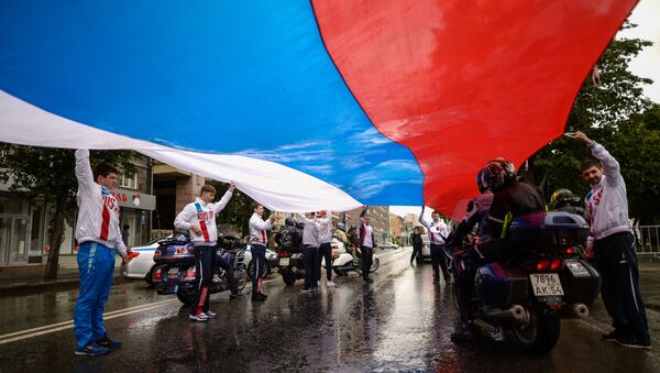 Los rusos con la bandera del país - Sputnik Mundo