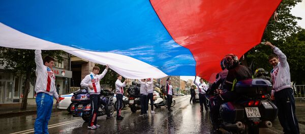 Los rusos con la bandera del país - Sputnik Mundo