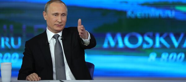 Vladímir Putin, presidente de Rusia, durante la línea directa de 2016 (archivo) - Sputnik Mundo