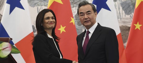 Isabel de Saint Malo, vicepresidenta y canciller de Panamá, y Wang Yi, ministro de Asuntos Exteriores de China - Sputnik Mundo