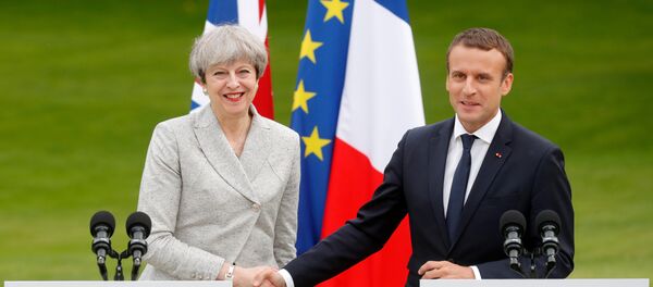 Primera ministra del Reino Unido, Theresa May, y presidente de Francia, Emmanuel Macron - Sputnik Mundo