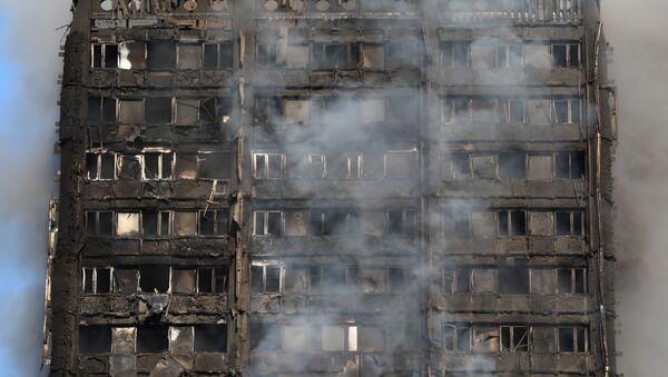 Incendio en el edificio de viviendas Grenfell Tower, en Londres - Sputnik Mundo