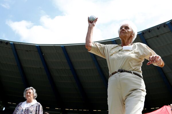 ¡Aún nos queda pólvora! Los atletas de la Olimpiada para mayores compiten en Bruselas - Sputnik Mundo