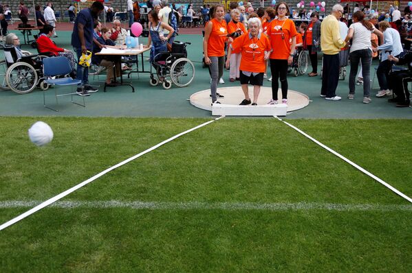 ¡Aún nos queda pólvora! Los atletas de la Olimpiada para mayores compiten en Bruselas - Sputnik Mundo