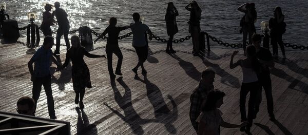 Gente bailando - Sputnik Mundo