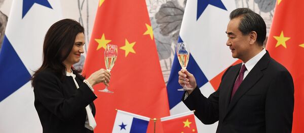 Vicepresidenta y canciller de Panamá, Isabel de Saint Malo, y ministro de Asuntos Exteriores de China, Wang Yi - Sputnik Mundo