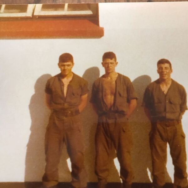 El soldado Germán Feldman (centro) con compañeros de su tropa en la guerra de Malvinas El soldado Germán Feldman (centro) con compañeros de su tropa en la guerra de Malvinas - Sputnik Mundo