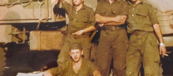 El soldado Germán Feldman (abajo) con compañeros de su tropa en la guerra de Malvinas - Sputnik Mundo