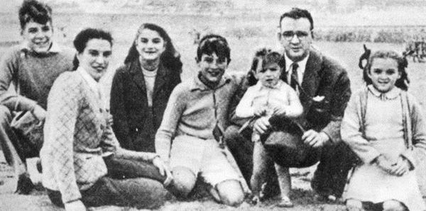 Familia de los Guevara de vacaciones en la ciudad balnearia de Mar del Plata, hacia 1943. - Sputnik Mundo