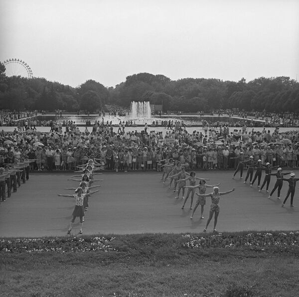 Impresionantes imágenes: el Parque Gorki de Moscú, en plena época del 'deshielo' - Sputnik Mundo