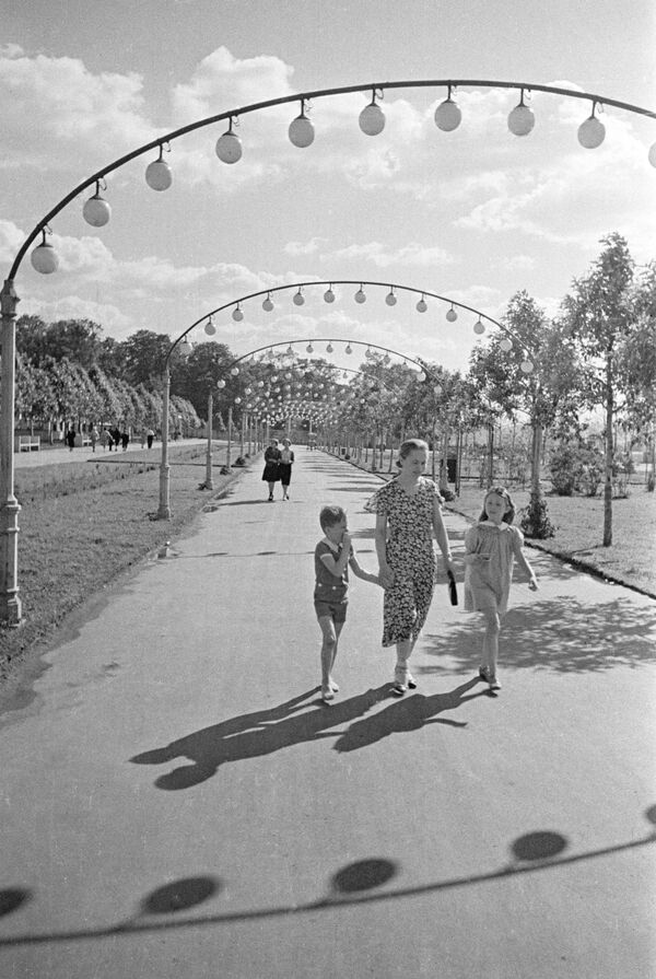 Impresionantes imágenes: el Parque Gorki de Moscú, en plena época del 'deshielo' - Sputnik Mundo