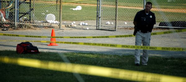 Un policía en el lugar del tiroteo en Virginia, EEUU - Sputnik Mundo