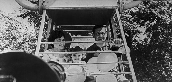 Impresionantes imágenes: el Parque Gorki de Moscú, en plena época del 'deshielo' - Sputnik Mundo