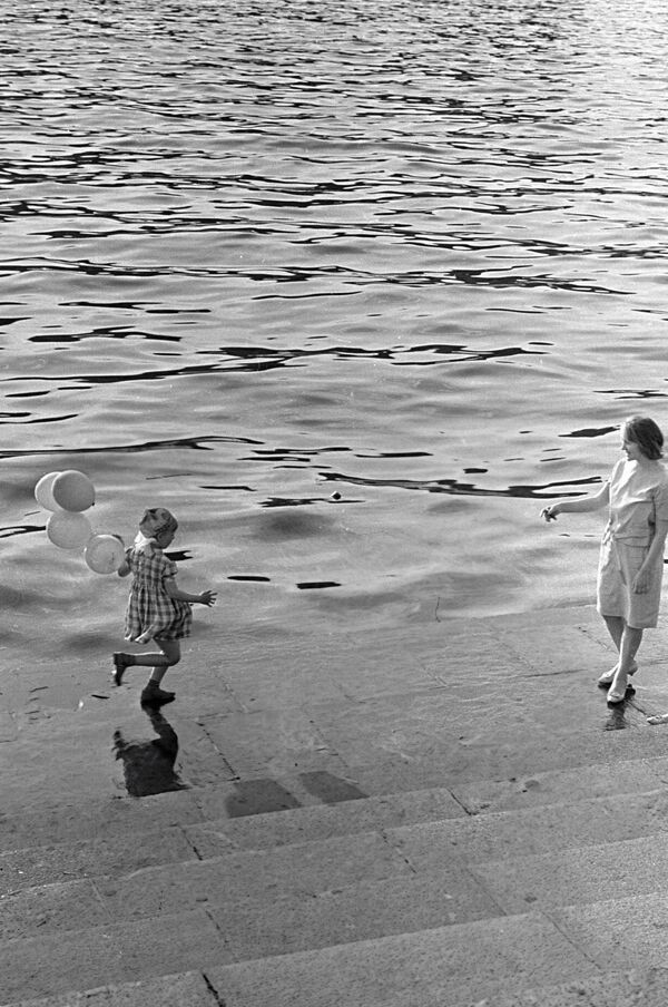 Impresionantes imágenes: el Parque Gorki de Moscú, en plena época del 'deshielo' - Sputnik Mundo