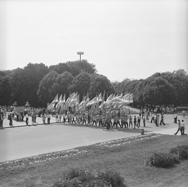 Impresionantes imágenes: el Parque Gorki de Moscú, en plena época del 'deshielo' - Sputnik Mundo