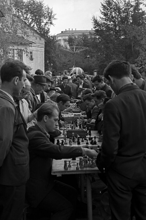 Impresionantes imágenes: el Parque Gorki de Moscú, en plena época del 'deshielo' - Sputnik Mundo