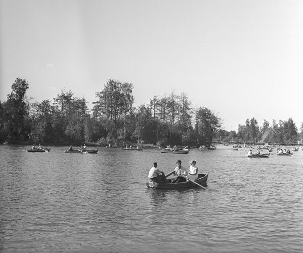 Impresionantes imágenes: el Parque Gorki de Moscú, en plena época del 'deshielo' - Sputnik Mundo