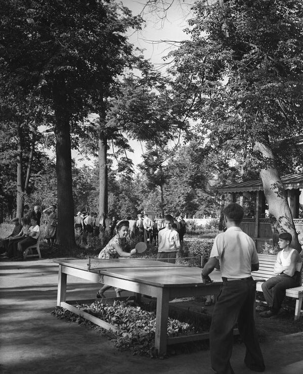 Impresionantes imágenes: el Parque Gorki de Moscú, en plena época del 'deshielo' - Sputnik Mundo