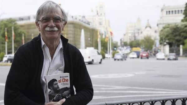 Juan Martín Guevara sostiene su libro 'Mi hermano, el Che' - Sputnik Mundo