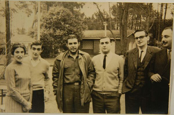De izquierda a derecha: Celia Guevara, la madre del Che. Juan Martín Guevara (hermano). Ernesto Guevara. Roberto Guevara (hermano). Julio César Castro, periodista y Carlos Figueroa amigo de la familia, en Punta del Este, Uruguay. - Sputnik Mundo