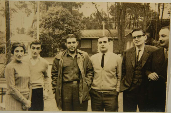 Luego de una incursión frustrada en el proceso revolucionario en Congo, en 1965, Guevara migró con un grupo reducido de hombres a Bolivia. Allí, buscaba encender la llama de la lucha armada en el corazón de América Latina.De izquierda a derecha: Celia Guevara, la madre del Che, Juan Martín Guevara (hermano), Ernesto Guevara, Roberto Guevara (hermano). Julio César Castro, periodista, y Carlos Figueroa, amigo de la familia, en Punta del Este, Uruguay. Luego de una incursión frustrada en el proceso revolucionario en Congo, en 1965, Guevara migró con un grupo reducido de hombres a Bolivia. Allí, buscaba encender la llama de la lucha armada en el corazón de América Latina.De izquierda a derecha: Celia Guevara, la madre del Che, Juan Martín Guevara (hermano), Ernesto Guevara, Roberto Guevara (hermano). Julio César Castro, periodista, y Carlos Figueroa, amigo de la familia, en Punta del Este, Uruguay. - Sputnik Mundo