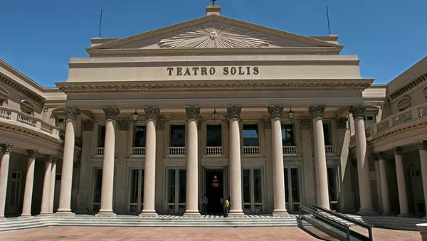 Fachada principal del Teatro Solís - Sputnik Mundo